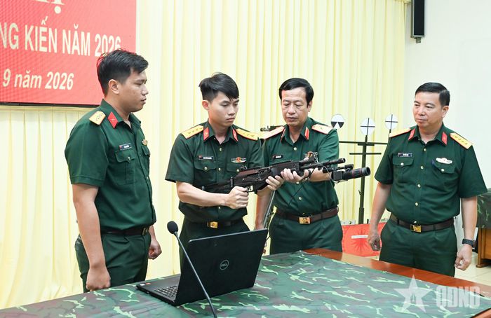  Thiếu tướng Trần Công Đức kiểm tra sáng kiến của cán bộ.  