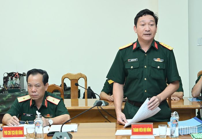Thành viên hội đồng ý kiến, chất vấn. 