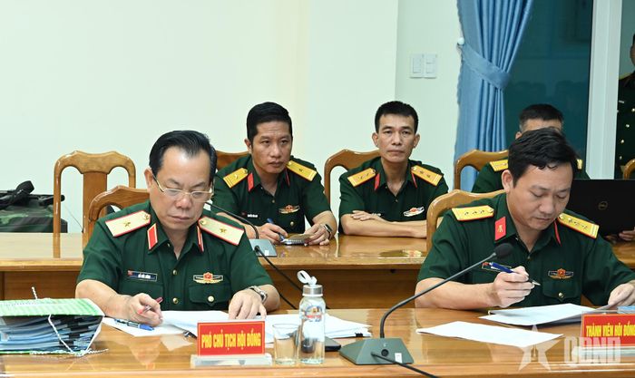 Thiếu tướng Đỗ Đức Dũng, Chủ nhiệm Chính trị Quân đoàn 34, Phó chủ tịch Hội đồng nghiệm thu sáng kiến cấp Quân đoàn và thành viên hội đồng, cán bộ, quân nhân chuyên nghiệp dự hội nghị.