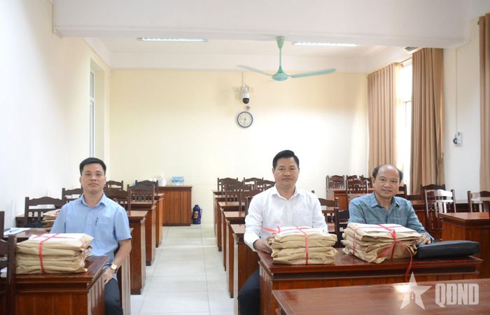  Các giám khảo thể loại Báo nhận tác phẩm vòng sơ khảo.