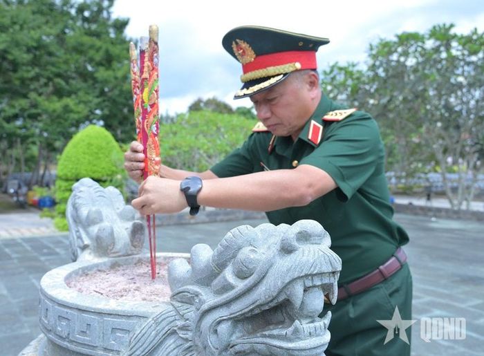 Thượng tướng Lê Quang Minh dâng hương tưởng nhớ các anh hùng liệt sĩ.  
