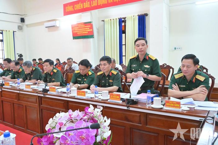 Thành viên đoàn kiểm tra phát biểu.  