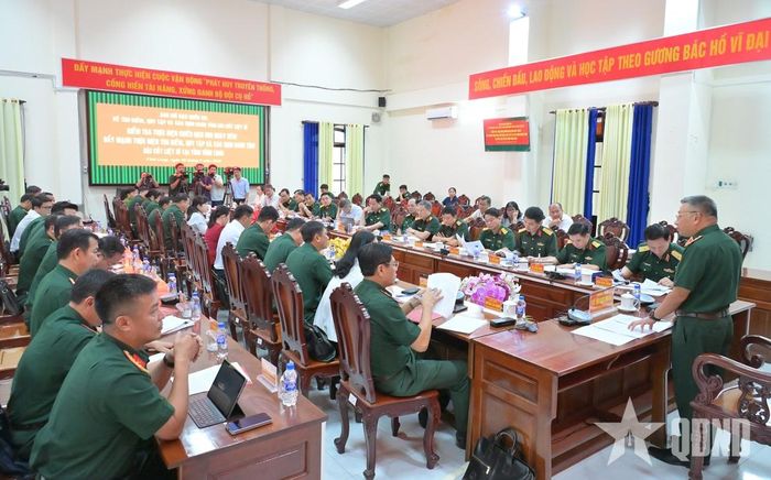 Các đại biểu tham dự buổi kiểm tra. 