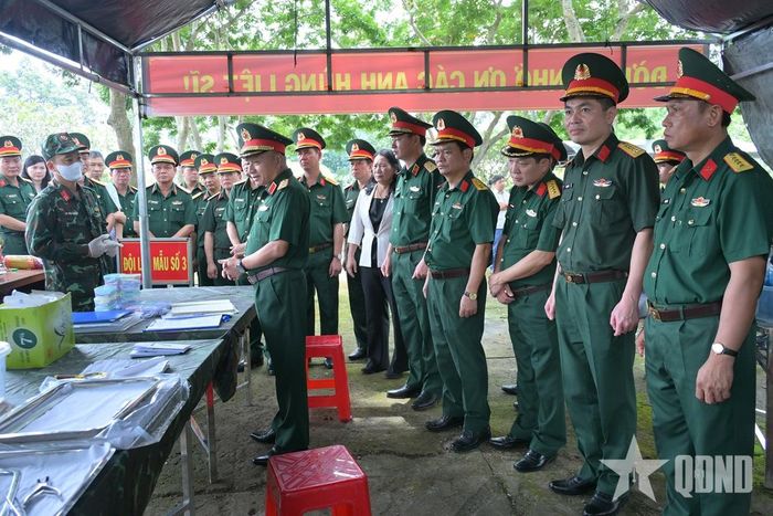  Thượng tướng Lê Quang Minh động viên lực lượng thực hiện nhiệm vụ. 