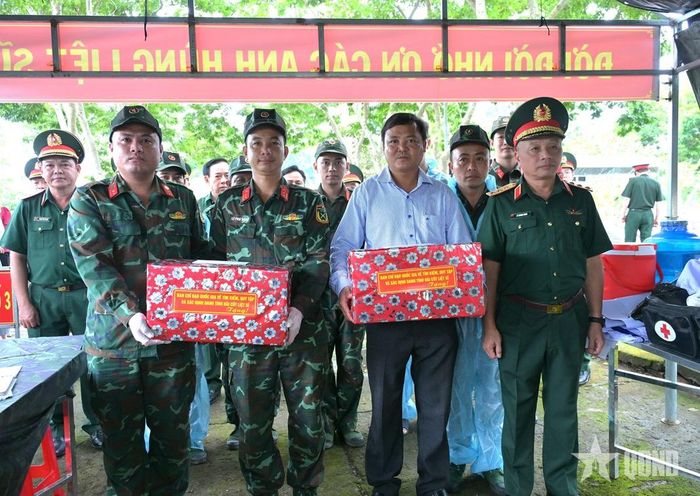 Thượng tướng Lê Quang Minh tặng quà động viên lực lượng thực hiện nhiệm vụ.  
