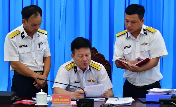 Đoàn kiểm tra các văn kiện, sổ sách công tác Đảng, công tác chính trị tại Lữ đoàn 171.