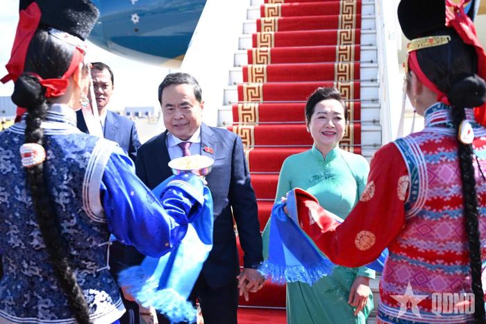 Hai thiếu nữ Mông Cổ tặng khăn Khadag, mời Chủ tịch Quốc hội Trần Thanh Mẫn và phu nhân dùng bánh Aaruul (bánh sữa) theo nghi thức đón khách truyền thống của Mông Cổ.
