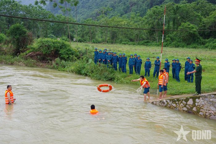 Lực lượng vũ trang tỉnh Thái Nguyên luyện tập phương án tìm kiếm cứu nạn trong điều kiện thiên tai. Ảnh minh họa: qdnd.vn