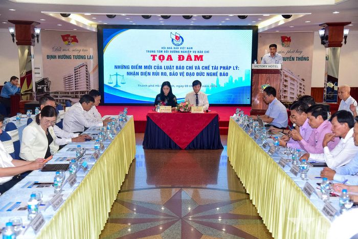  Quang cảnh tọa đàm.