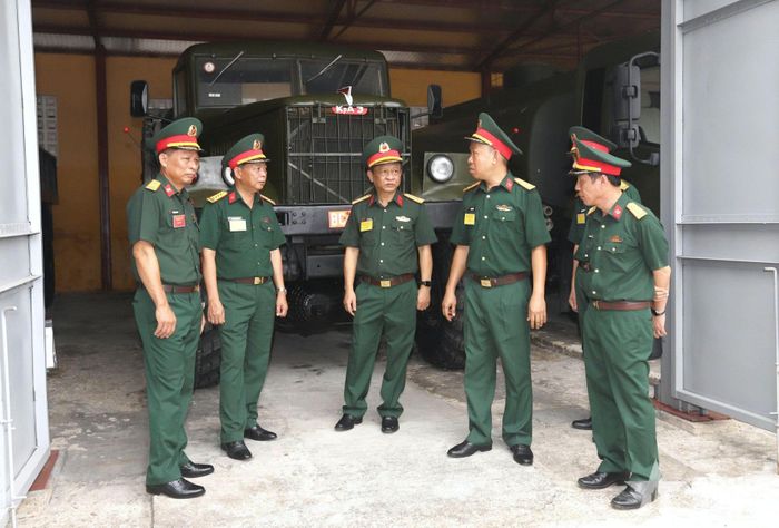 Kiểm tra nhà xe thuộc khu kỹ thuật của Tiểu đoàn. 
