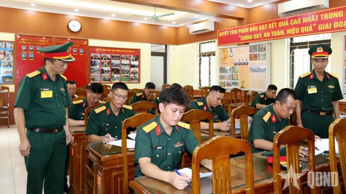 Kiểm tra nhận thức bằng hình thức trắc nghiệm đối với cán bộ, lái xe đơn vị. 