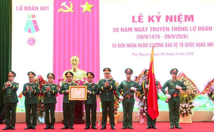 Thừa ủy quyền của Chủ tịch nước, Trung tướng La Công Phương trao Huân chương Bảo vệ Tổ quốc hạng Nhì tặng Lữ đoàn Thông tin 601.