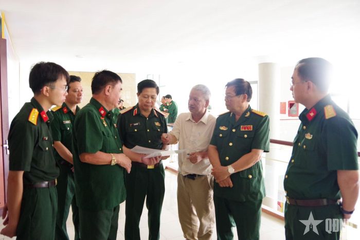 Các đại biểu và cựu chiến binh trao đổi tại hội thảo.  