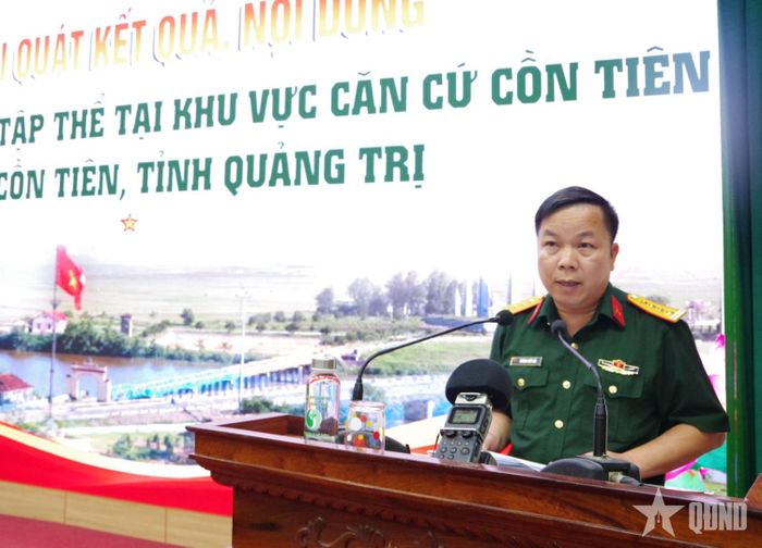Đại tá Trương Viết Hải, Chính ủy Bộ CHQS tỉnh Quảng Trị trình bày báo cáo đề dẫn.  