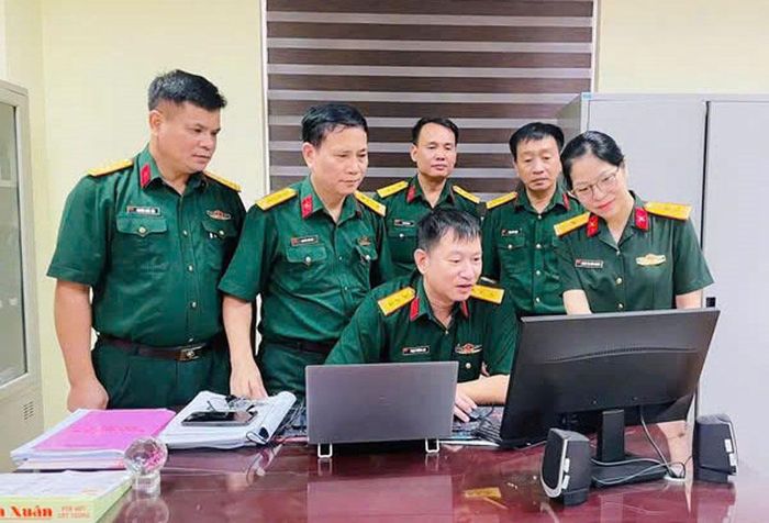Các giảng viên của Khoa CTĐ, CTCT đang trao đổi chuyên môn, nghiệp vụ.