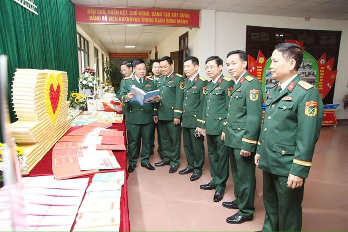 Trung tướng, PGS, TS Đặng Sỹ Lộc, Phó bí thư Đảng ủy, Giám đốc Học viện Chính trị tham quan trưng bày sách chào mừng Đại hội Đảng bộ Khoa nhiệm kỳ 2025-2030.