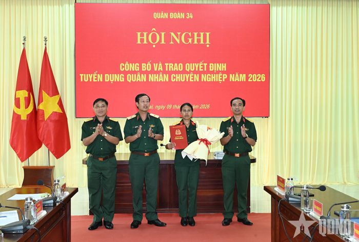Lãnh đạo Quân đoàn 34, Cục Chính trị, Sư đoàn 10 và Thiếu úy QNCN Rmah H'Thiệp.