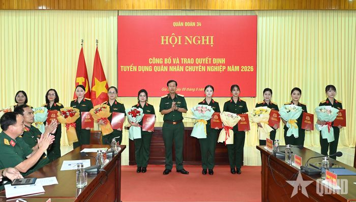 Thiếu tướng Trần Công Đức trao quyết định cho các đồng chí được tuyển dụng quân nhân chuyên nghiệp.