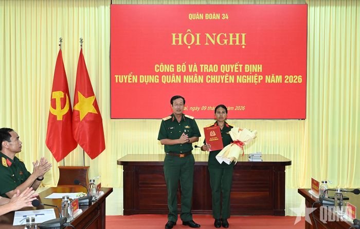 Thiếu tướng Trần Công Đức, Phó tư lệnh, Tham mưu trưởng Quân đoàn 34 trao quyết định tuyển dụng cho đồng chí Rmah H'Thiệp.