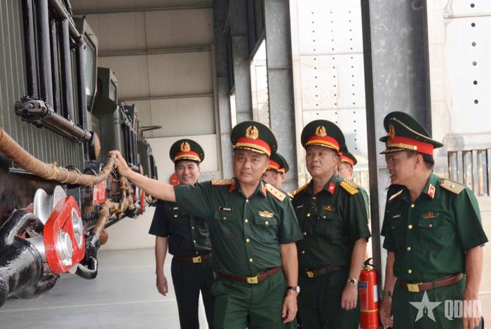 Thượng tướng Nguyễn Văn Hiền kiểm tra công tác bảo đảm kỹ thuật tại Lữ đoàn 490.   
