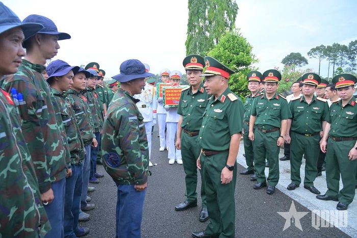 Thượng tướng Lê Quang Minh thăm hỏi, động viên lực lượng thực hiện nhiệm vụ.  