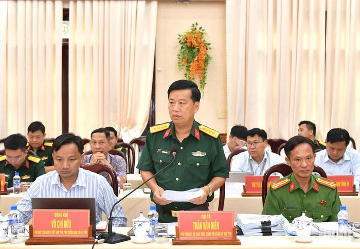 Đại tá Trần Văn Hiền, Phó chính ủy Bộ CHQS tỉnh Đồng Tháp phát biểu.  