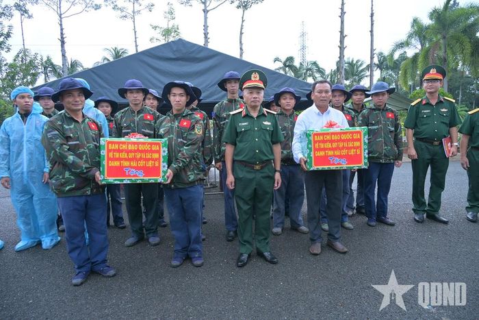 Thượng tướng Lê Quang Minh tặng quà động viên lực lượng thực hiện nhiệm vụ.  