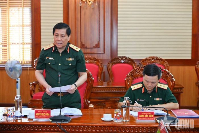 Trung tướng Nguyễn Đức Hưng, Ủy viên Trung ương Đảng, Bí thư Đảng ủy, Chính ủy Quân khu 3 phát biểu tại buổi làm việc.