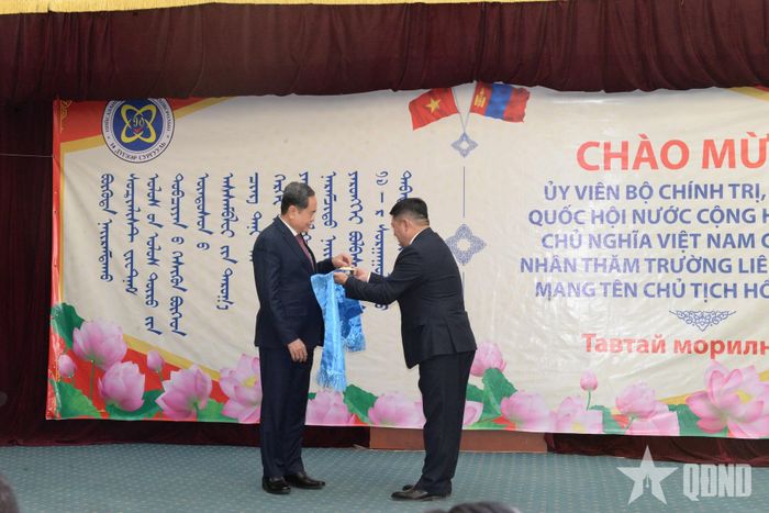 Thầy Hiệu trưởng B. Choidorj tặng khăn Khadag, mời Chủ tịch Quốc hội Trần Thanh Mẫn dùng bánh Aaruul (bánh sữa) theo nghi thức đón khách truyền thống của Mông Cổ.