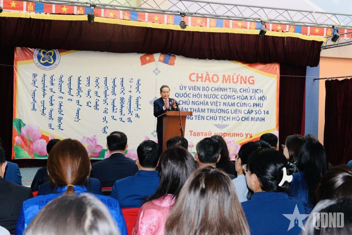  Chủ tịch Quốc hội Trần Thanh Mẫn phát biểu với thầy và trò nhà trường. 
