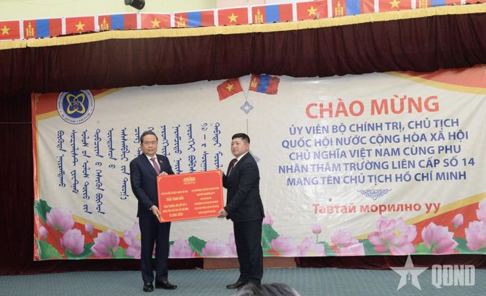 Chủ tịch Quốc hội Trần Thanh Mẫn trao tặng 10.000 USD ủng hộ trường bổ sung trang thiết bị giảng dạy để chuẩn bị sẵn sàng cho năm học mới 2026-2027.