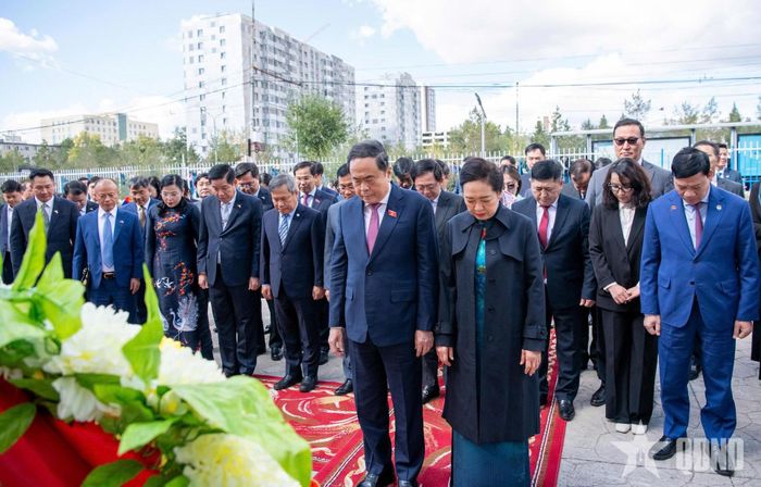  Chủ tịch Quốc hội cùng phu nhân và Đoàn đại biểu cấp cao Việt Nam dâng hoa tại Tượng đài Chủ tịch Hồ Chí Minh.