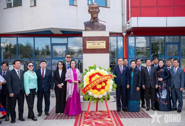 Chủ tịch Quốc hội Trần Thanh Mẫn cùng phu nhân và Đoàn đại biểu cấp cao Việt Nam dâng hoa tại Tượng đài Chủ tịch Hồ Chí Minh. 