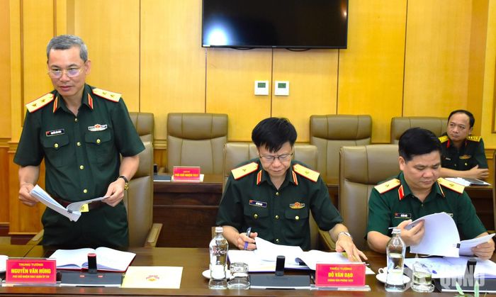 Các đại biểu phát biểu tại phiên họp.