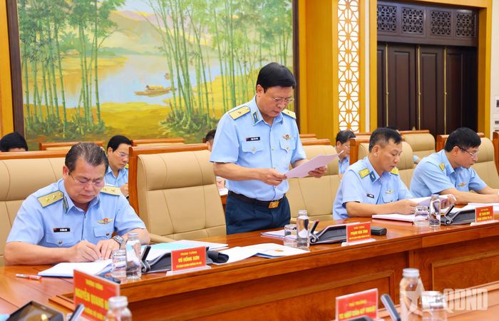 Thiếu tướng Phạm Văn Tính, Phó tư lệnh Quân chủng PK-KQ trình bày báo cáo trung tâm tại buổi làm việc.