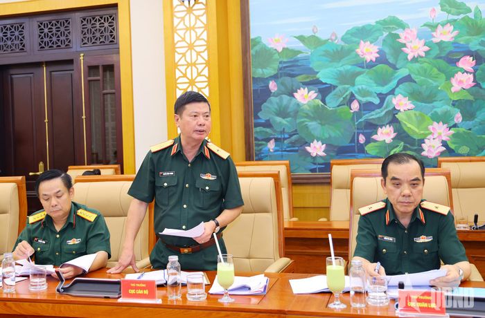 Các đại biểu đóng góp ý kiến tại buổi làm việc.