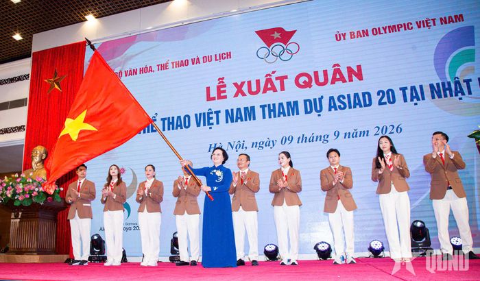 Phó thủ tướng Phạm Thị Thanh Trà thực hiện nghi thức trao cờ cho Đoàn thể thao Việt Nam tại Lễ xuất quân. Ảnh: BÙI LƯỢNG