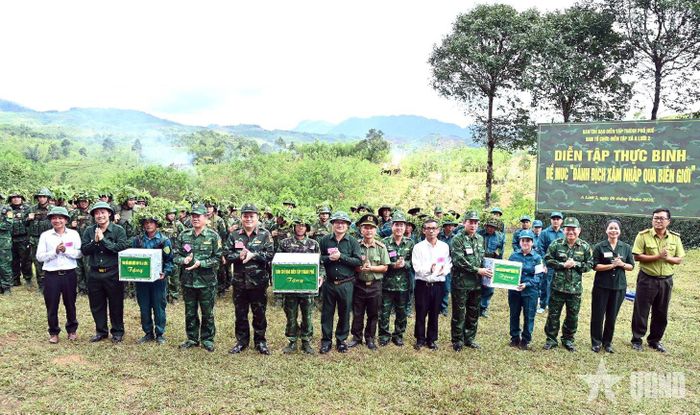  Các đại biểu tặng quà, động viên lực lượng tham gia diễn tập. 