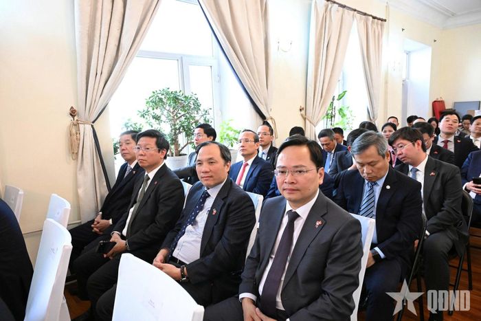 Các đại biểu tham dự cuộc gặp.