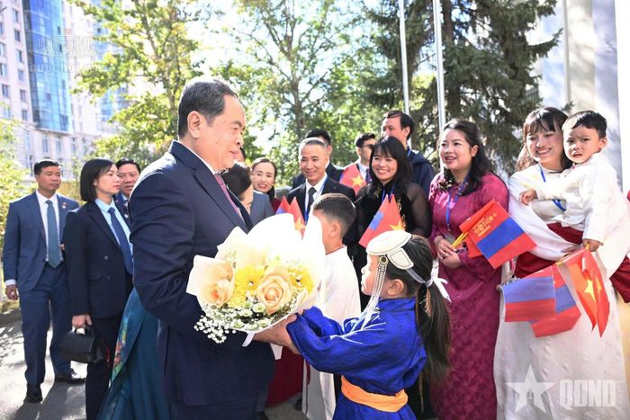 Chủ tịch Quốc hội Trần Thanh Mẫn và phu nhân gặp gỡ cán bộ, nhân viên Đại sứ quán và cộng đồng người Việt Nam tại Mông Cổ.