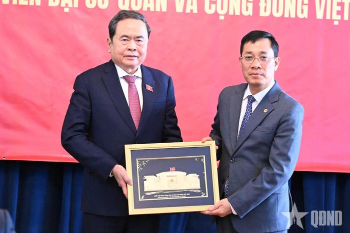 Chủ tịch Quốc hội Trần Thanh Mẫn tặng quà Đại sứ quán Việt Nam tại Mông Cổ.