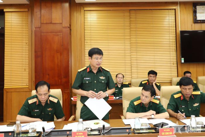 Đại tá Lê Văn Thương, Phó cục trưởng Cục Quân nhu phát biểu tại hội nghị.