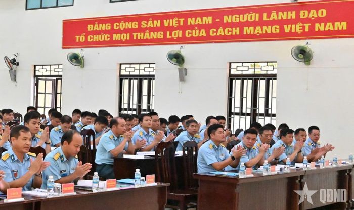 Các cán bộ tham gia hội nghị. 