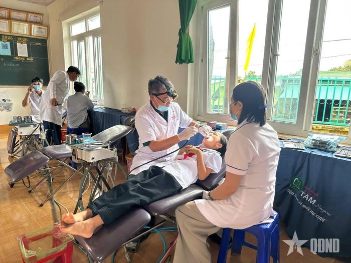 Bác sĩ của Đoàn Kinh tế - Quốc phòng 720 khám răng miệng cho học sinh.