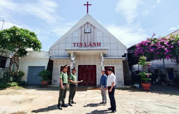 Cán bộ Công an xã Điện Bàn Tây trao đổi tình hình an ninh, trật tự với Ban Chấp sự Hội thánh Chi hội Tin lành Phong Thử.