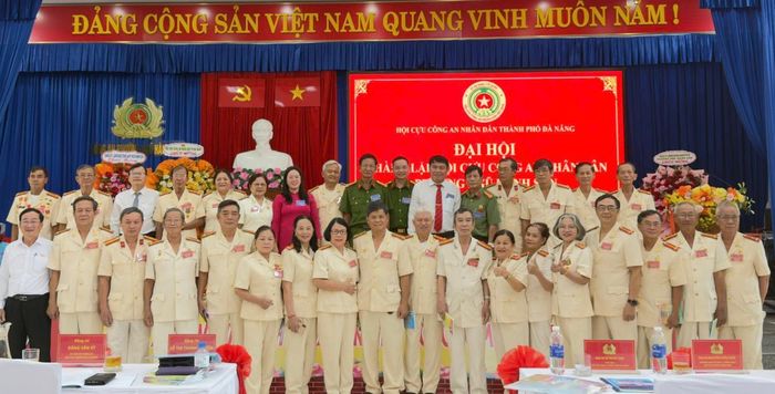 Các đại biểu chụp ảnh lưu niệm cùng Hội cựu CAND phường Ngũ Hành Sơn.