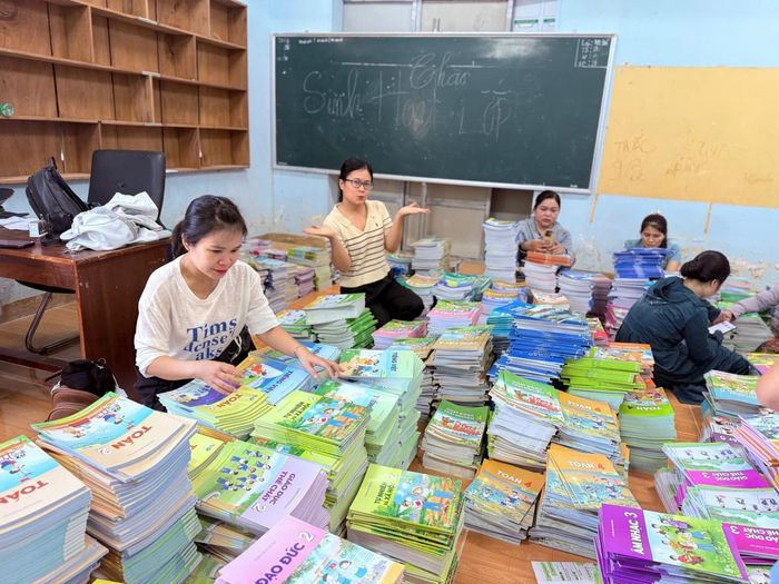 Từ cuối tháng 8, Sở GD-ĐTTP Đà Nẵng đã cử các tổ công tác lên hỗ trợ cho các trường PTNTLC biên giới, chuẩn bị đầy đủ SGK cho học sinh nơi đây.