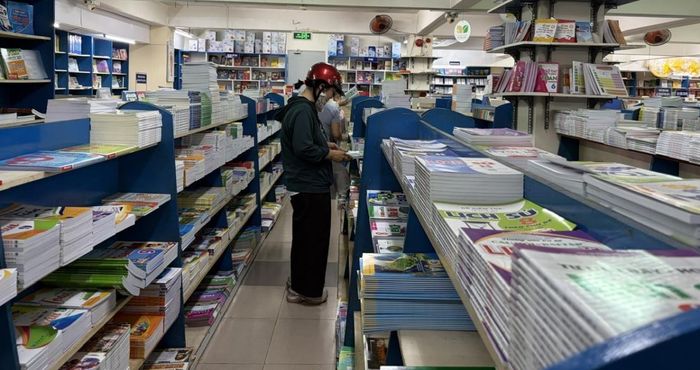 Trước thềm năm học mới, nhiều phụ huynh đến Nhà sách Đà Nẵng (đường Bạch Đằng) tìm mua một số đầu SGK nhưng chưa có.