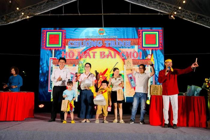 Hô hát bài chòi phục vụ bà con nhân dân tại xã Duy Xuyên.
