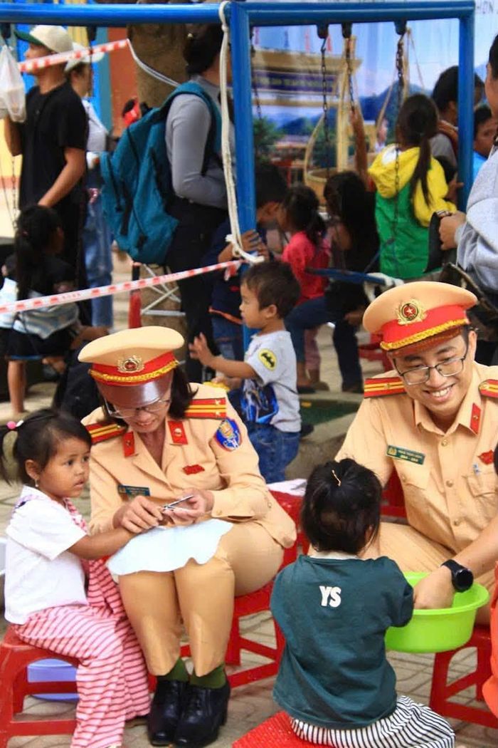 Cắt móng tay vệ sinh cho các cháu nhỏ